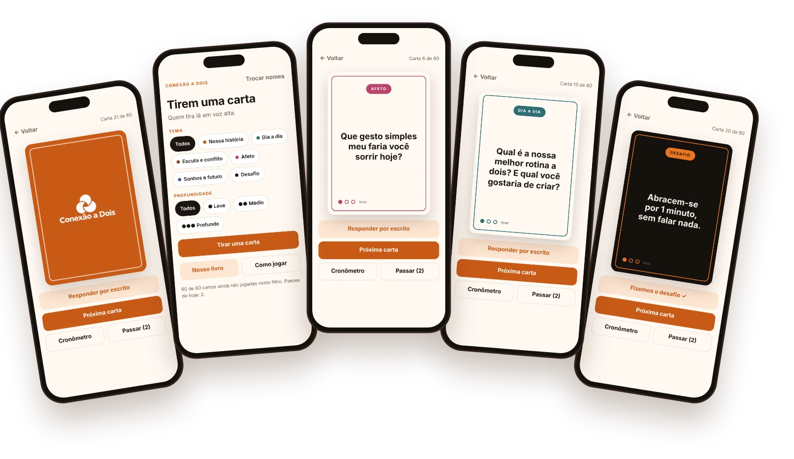 Jogo Cartas Conexão a Dois aberto em cinco telas de celular